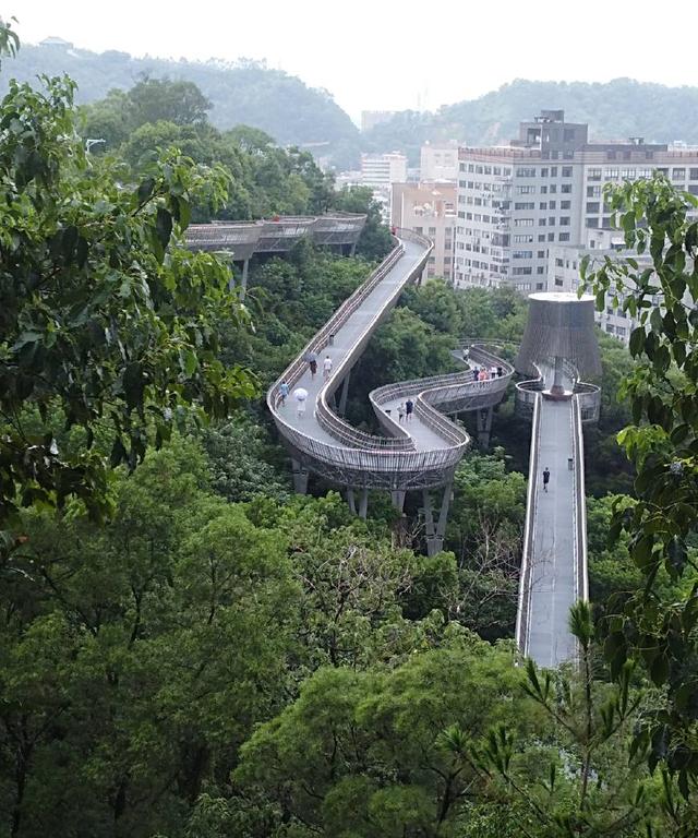 国内首条空中全钢结构景观步行走廊，漫步其中，拥抱自然。
