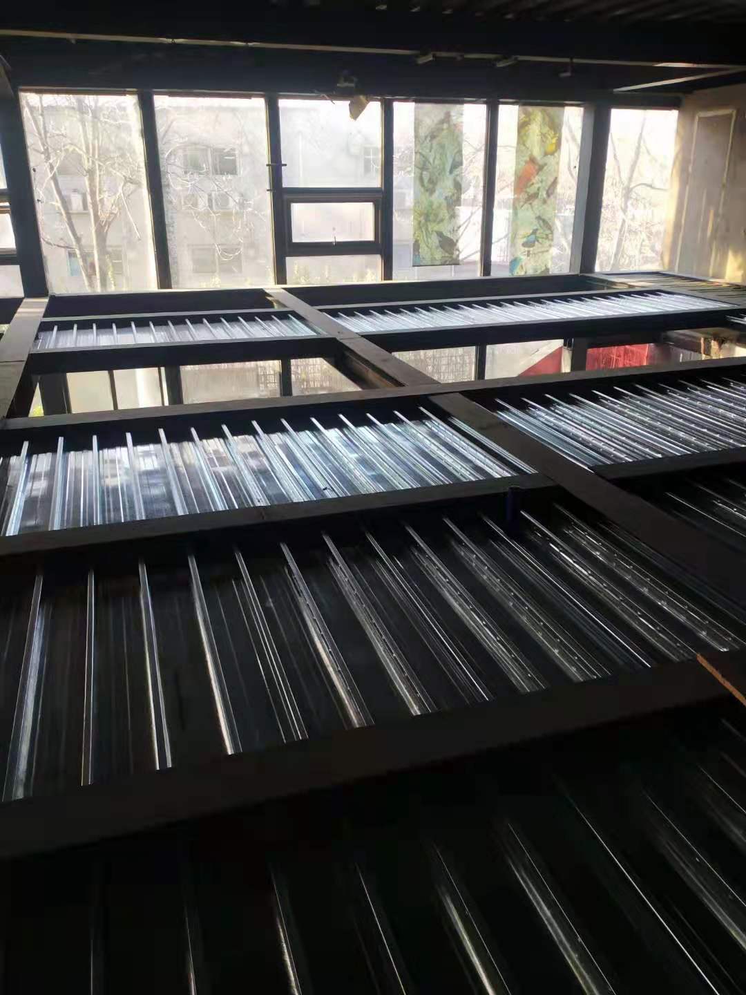 多层钢结构厂房楼承板施工